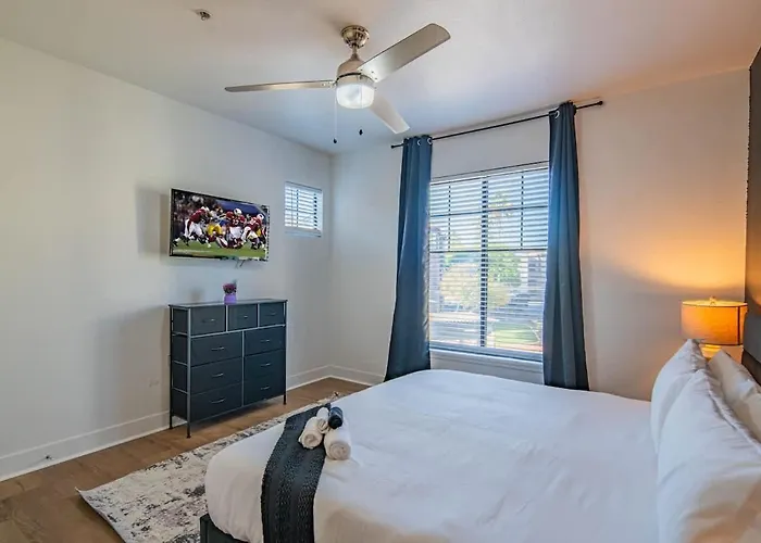 Lavish 3bd King Bed With Pool, Hot Tub, Gym, Parking Apartment