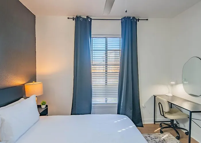 Lavish 3bd King Bed With Pool, Hot Tub, Gym, Parking Apartment *