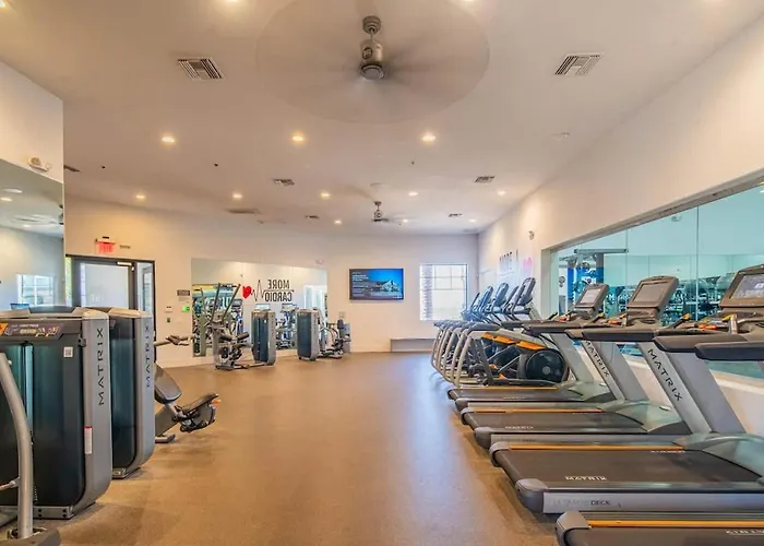 Apartment Lavish 3bd King Bed With Pool, Hot Tub, Gym, Parking